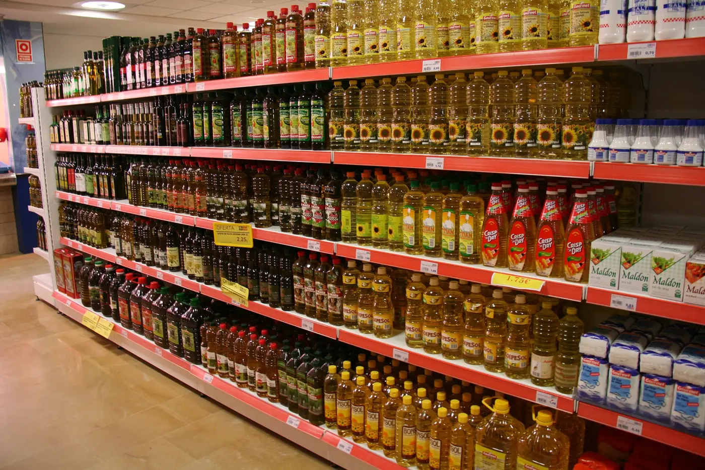 Lineal de supermercado con botellas de aceite de oliva