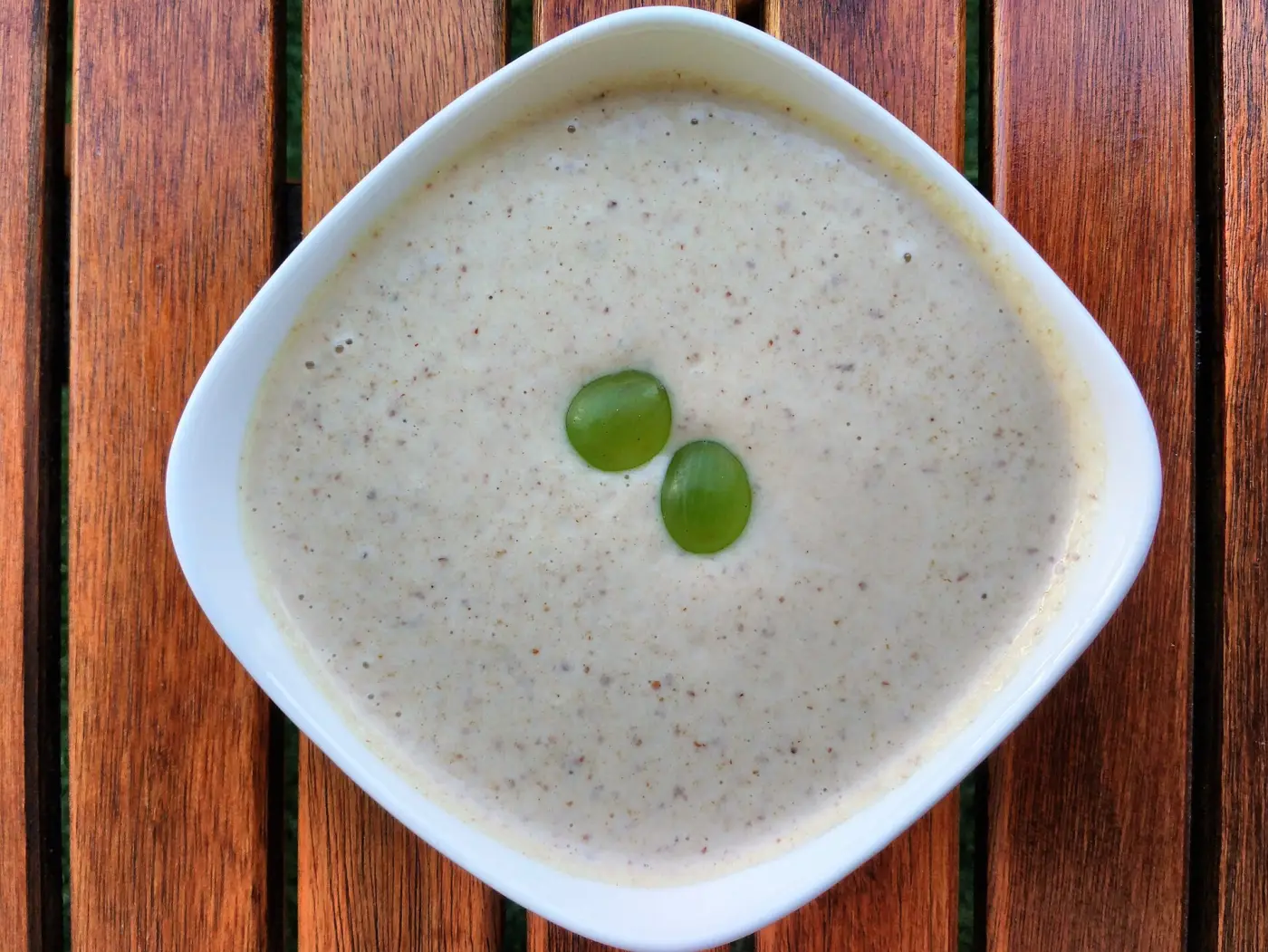 Plato de ajoblanco con uvas verdes