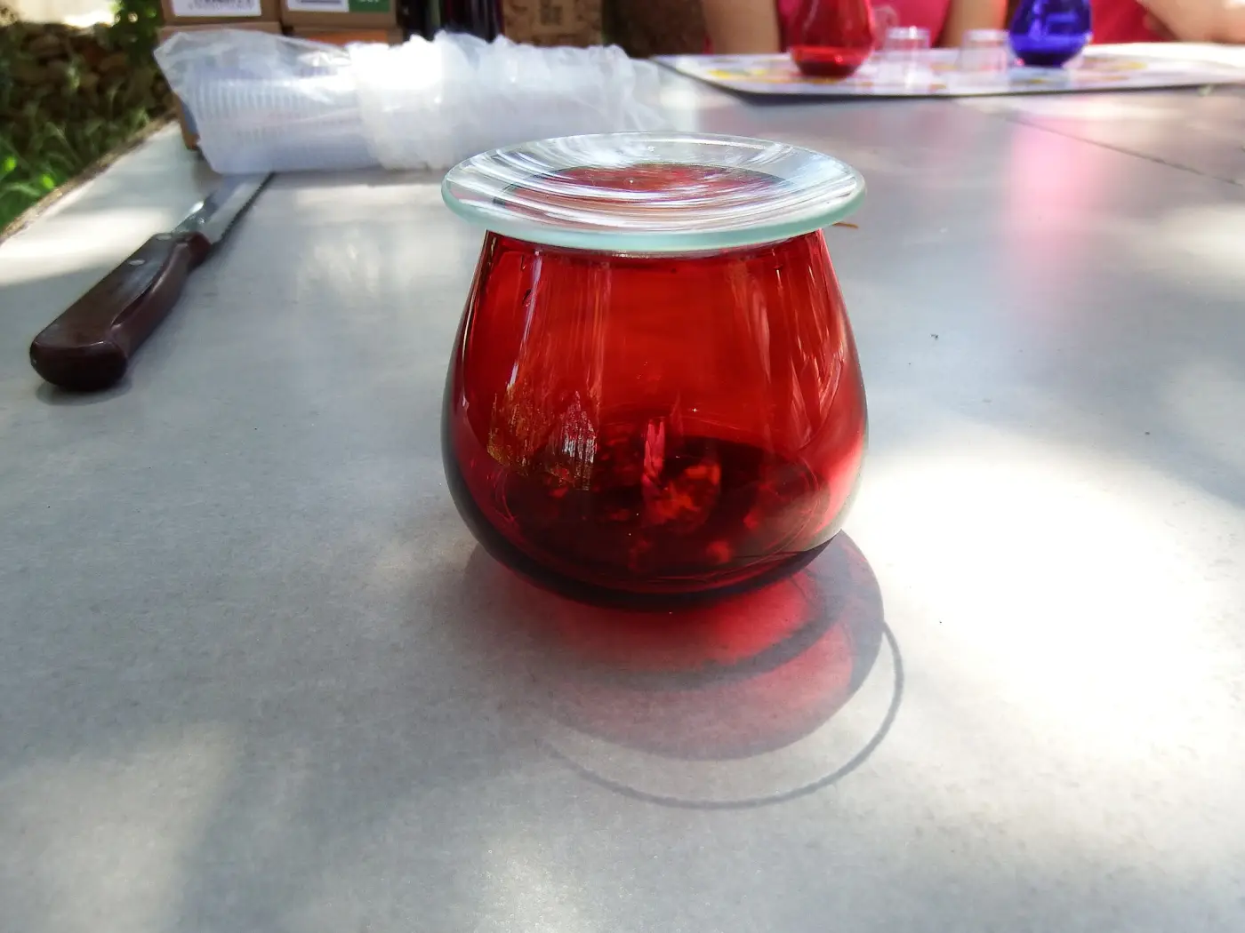 Copa de cata de aceite de oliva tapada sobre una mesa