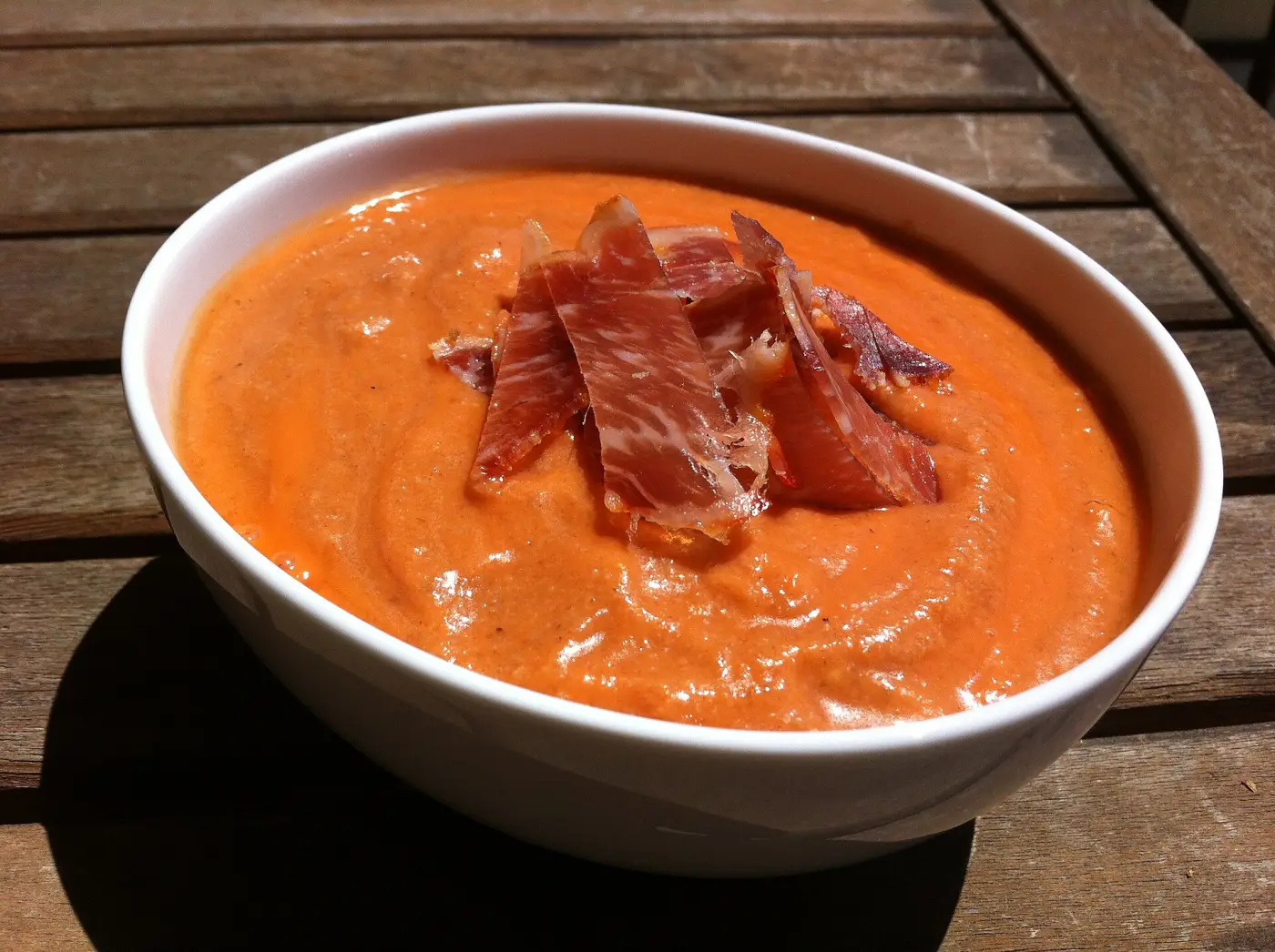 Cuenco de salmorejo con jamón picado por encima