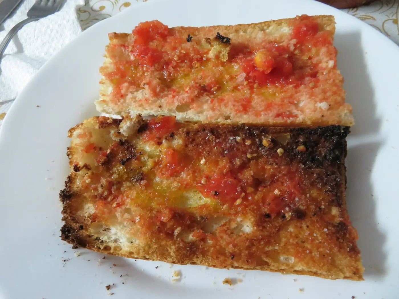 Tostada de pan con tomate rallado, aceite de oliva virgen extra y sal